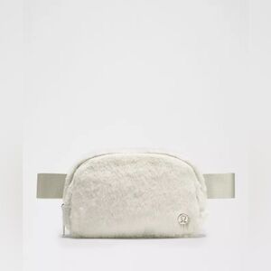 🆕🤍 Lululemon Everywhere Belt Bag Plush Fleece - Bone Silver